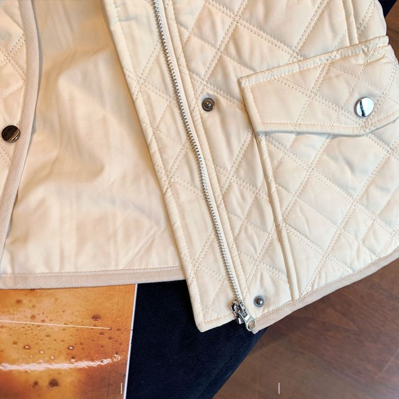 Prošiveni vuneni prsluk s V-izrezom, jednim gumbom, ultra kratka duljina, vuneno punjenje, proljeće 2025