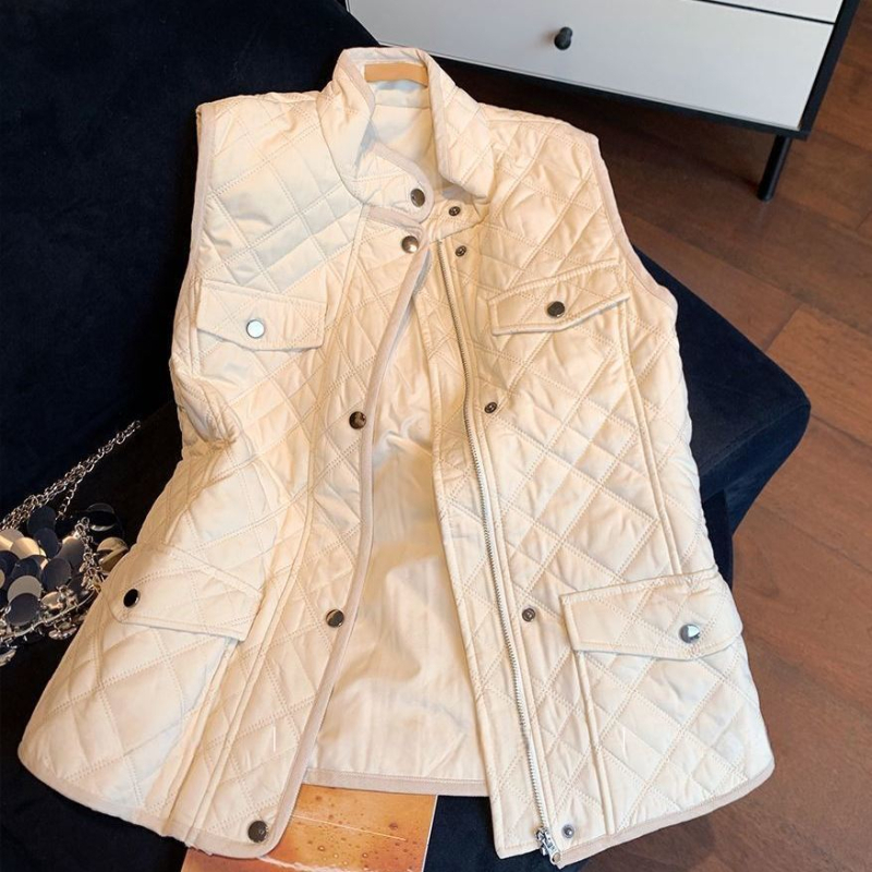 Prošiveni vuneni prsluk s V-izrezom, jednim gumbom, ultra kratka duljina, vuneno punjenje, proljeće 2025