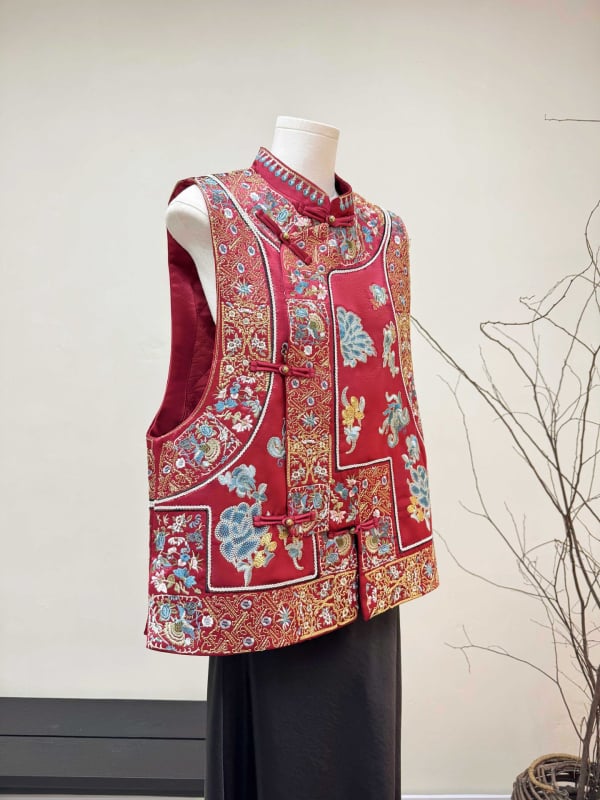 Ženski vest u kineskom stilu s vezenim, stojeći ovratnik, cvjetni uzorak, poliester 70–80%, jesen 2025