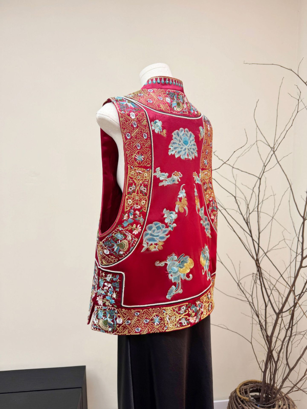 Ženski vest u kineskom stilu s vezenim, stojeći ovratnik, cvjetni uzorak, poliester 70–80%, jesen 2025