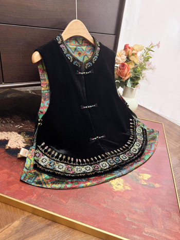 Vesta u kineskom stilu bez rukava, sa stojećim ovratnikom, jednobrodna s višekopčama, glavni materijal poliester 70-80%