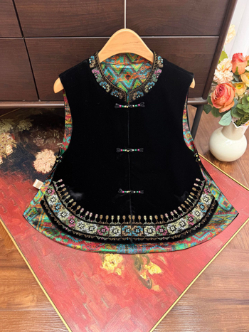 Vesta u kineskom stilu bez rukava, sa stojećim ovratnikom, jednobrodna s višekopčama, glavni materijal poliester 70-80%