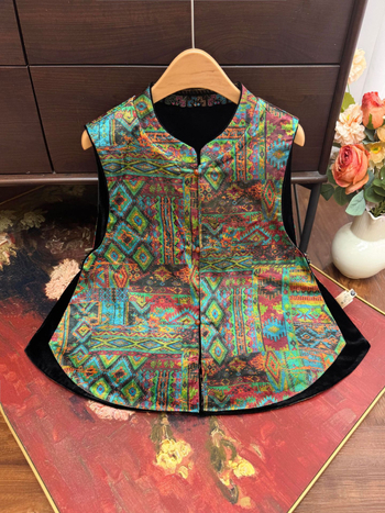 Vesta u kineskom stilu bez rukava, sa stojećim ovratnikom, jednobrodna s višekopčama, glavni materijal poliester 70-80%