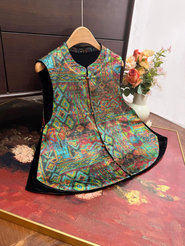 Vesta u kineskom stilu bez rukava, sa stojećim ovratnikom, jednobrodna s višekopčama, glavni materijal poliester 70-80%