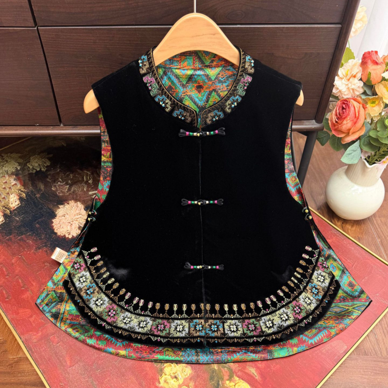 Vesta u kineskom stilu bez rukava, sa stojećim ovratnikom, jednobrodna s višekopčama, glavni materijal poliester 70-80%