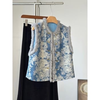 Ženska vesta inspirirana kineskim stilom s quiltanim jacquardom i umjetnim krznom na rubu; podstava od poliestera; kopčanje u jednom redu kopči; slobodan kroj; okrugli izrez