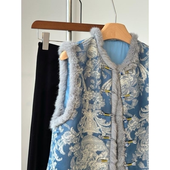 Ženska vesta inspirirana kineskim stilom s quiltanim jacquardom i umjetnim krznom na rubu; podstava od poliestera; kopčanje u jednom redu kopči; slobodan kroj; okrugli izrez