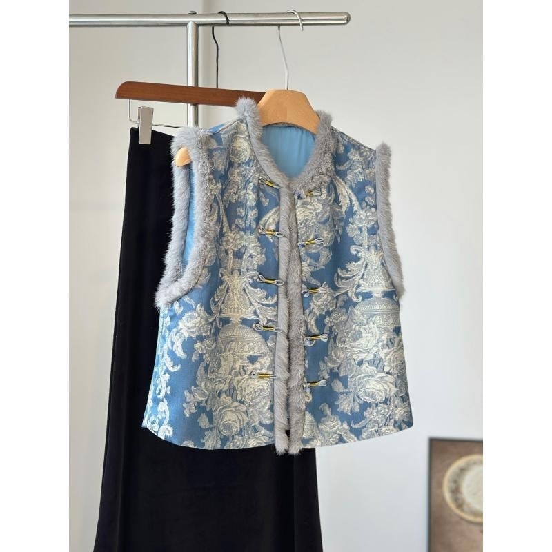 Ženska vesta inspirirana kineskim stilom s quiltanim jacquardom i umjetnim krznom na rubu; podstava od poliestera; kopčanje u jednom redu kopči; slobodan kroj; okrugli izrez