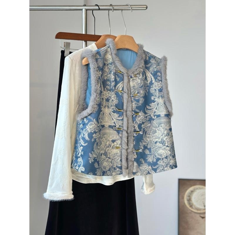 Ženska vesta inspirirana kineskim stilom s quiltanim jacquardom i umjetnim krznom na rubu; podstava od poliestera; kopčanje u jednom redu kopči; slobodan kroj; okrugli izrez