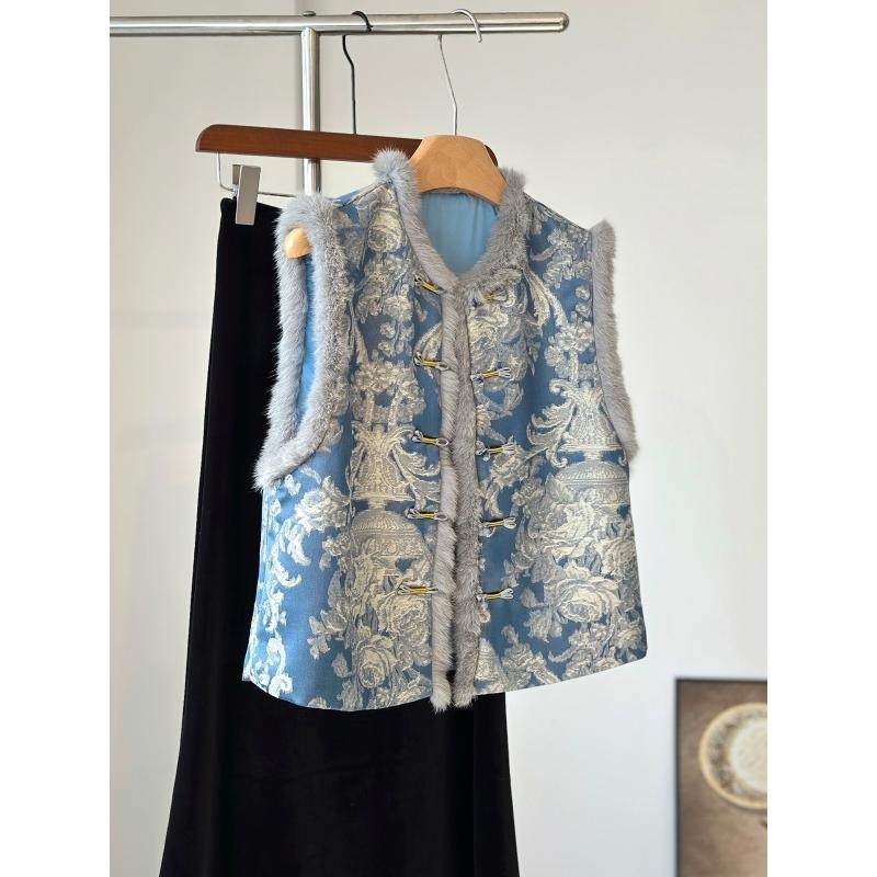 Ženska vesta inspirirana kineskim stilom s quiltanim jacquardom i umjetnim krznom na rubu; podstava od poliestera; kopčanje u jednom redu kopči; slobodan kroj; okrugli izrez