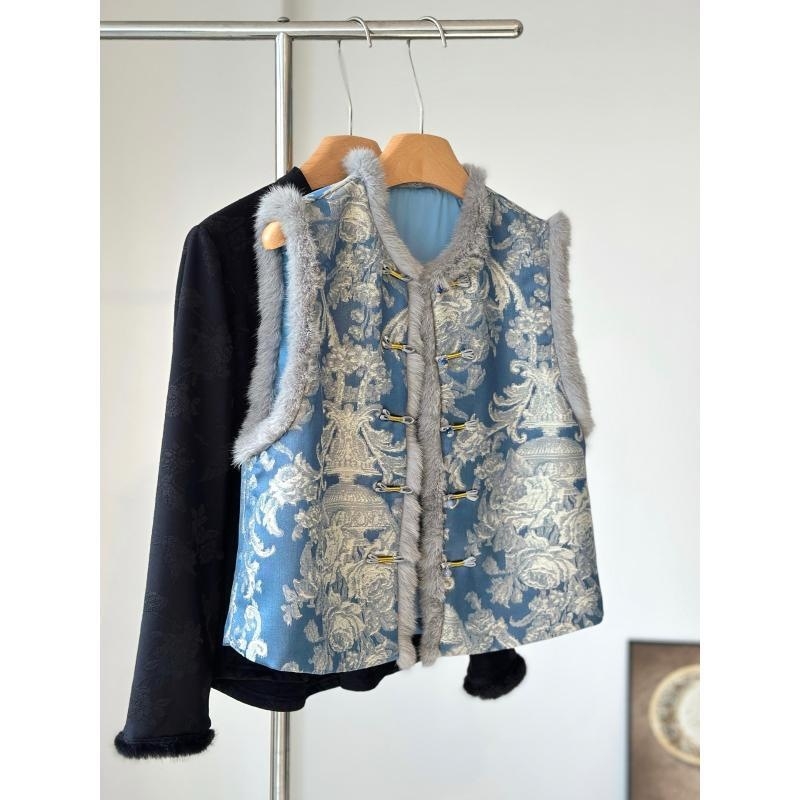 Ženska vesta inspirirana kineskim stilom s quiltanim jacquardom i umjetnim krznom na rubu; podstava od poliestera; kopčanje u jednom redu kopči; slobodan kroj; okrugli izrez