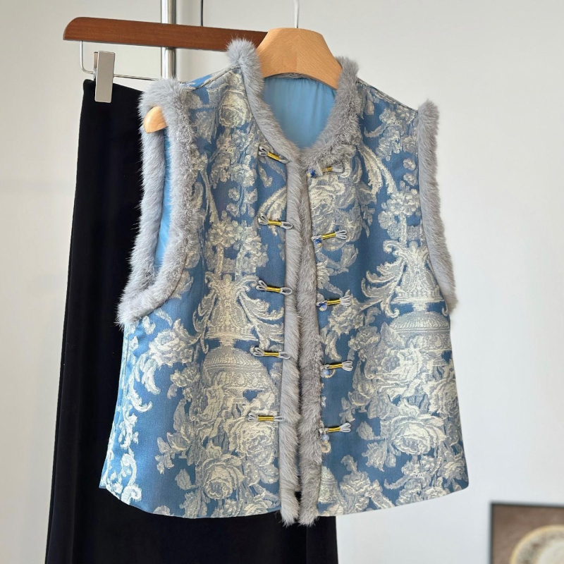 Ženska vesta inspirirana kineskim stilom s quiltanim jacquardom i umjetnim krznom na rubu; podstava od poliestera; kopčanje u jednom redu kopči; slobodan kroj; okrugli izrez