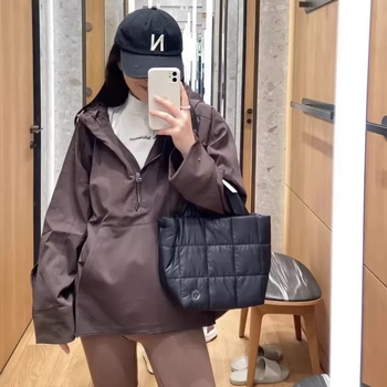 Ženska torba za poslovna putovanja, poliester, vertikalno kvadratni oblik, zatvaranje na zip, unutarnja pregrada sa zatvaračem (Stil: Poslovno putovanje; Materijal: Poliester; Oblik: Vertikalno kvadratni; Otvaranje: Zip; Unutarnja: Pretinac sa zatvaračem)