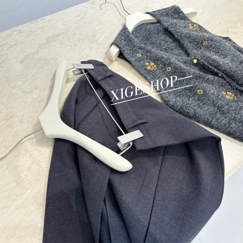 V-izrez liemenog prsluka, pleteni poliester, uzorak biljaka i cvijeća, slobodan kroj, obična duljina, japansko-korejski ležerni stil, jesen 2025