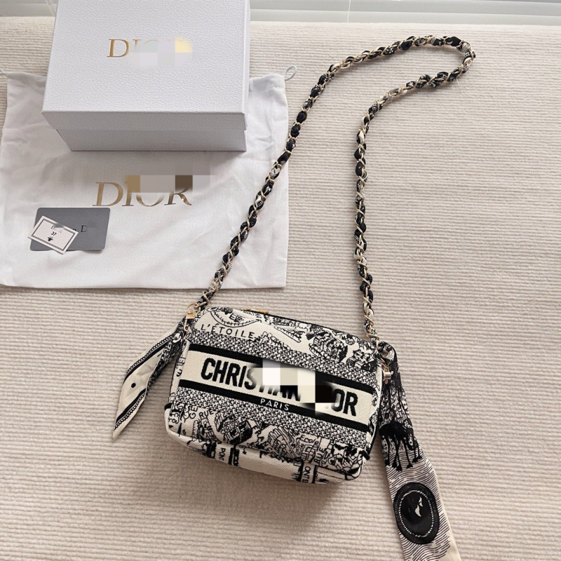 Sminktáska európai–amerikai retró stílusú, vászonból, zipzárral nyitható, nylon béléssel, vízszintes négyszöges forma