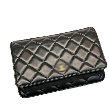 Utcai stílusú, valódi bőrből készült keresztpántos válltáska, vízszintes négyzet alakú, flap-záródás, belső dokumentumrekesz