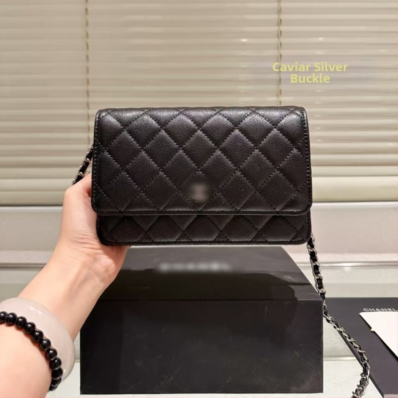 Utcai stílusú, valódi bőrből készült keresztpántos válltáska, vízszintes négyzet alakú, flap-záródás, belső dokumentumrekesz