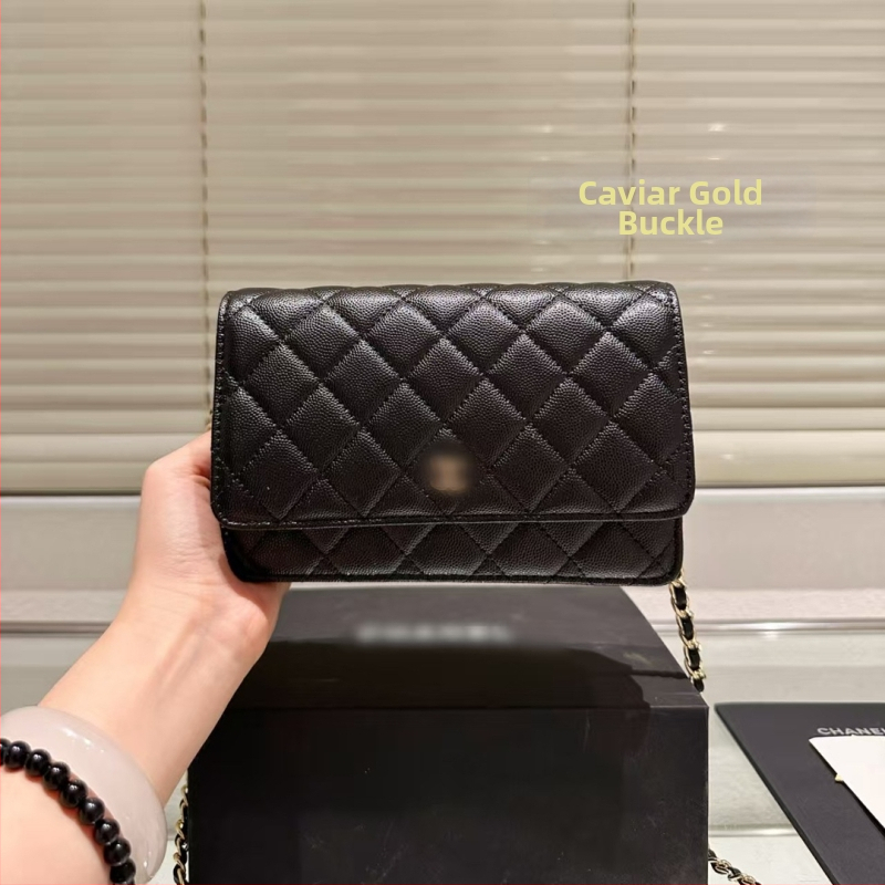 Utcai stílusú, valódi bőrből készült keresztpántos válltáska, vízszintes négyzet alakú, flap-záródás, belső dokumentumrekesz