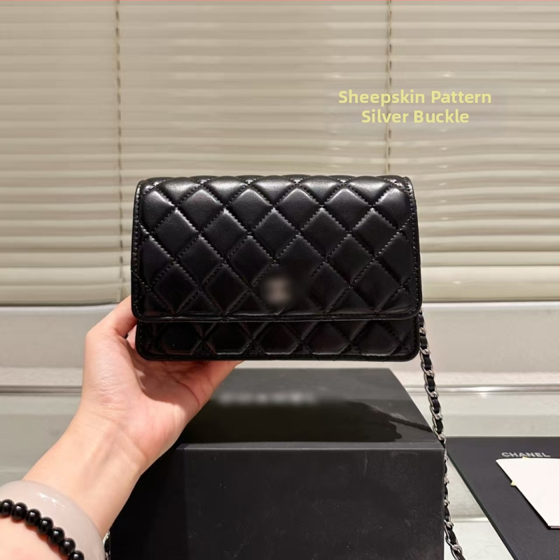 Utcai stílusú, valódi bőrből készült keresztpántos válltáska, vízszintes négyzet alakú, flap-záródás, belső dokumentumrekesz