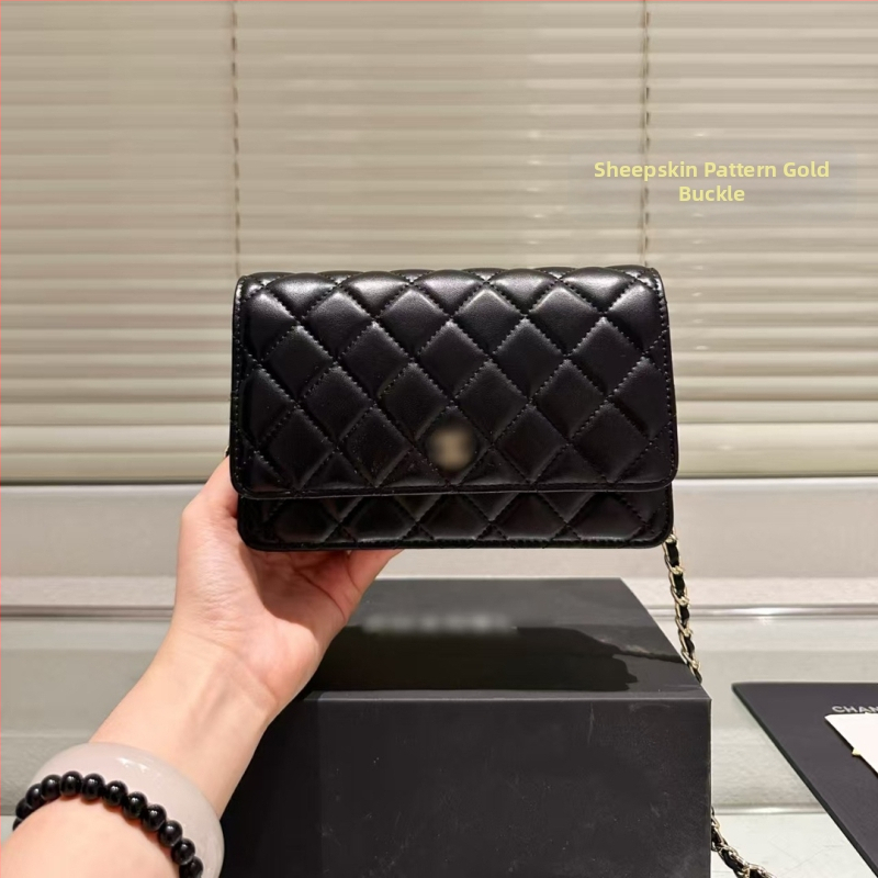 Utcai stílusú, valódi bőrből készült keresztpántos válltáska, vízszintes négyzet alakú, flap-záródás, belső dokumentumrekesz