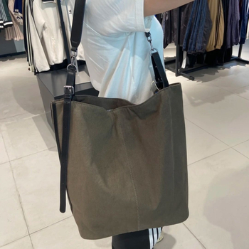 Vászon tote táska, uniszex stílus, hengeres forma, kampónyitás, belső telefonzseb (Ősz 2025)