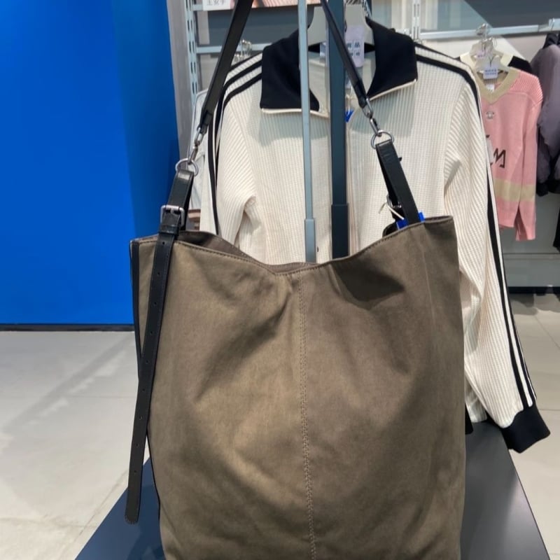 Vászon tote táska, uniszex stílus, hengeres forma, kampónyitás, belső telefonzseb (Ősz 2025)