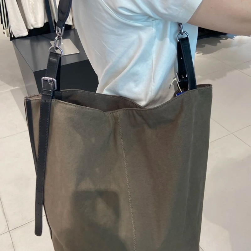 Vászon tote táska, uniszex stílus, hengeres forma, kampónyitás, belső telefonzseb (Ősz 2025)