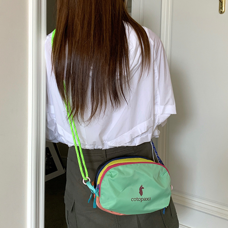 Denim kozmetička torbica, urbani stil jednostavnog dizajna, Alpaka dizajn, vertikalni kvadratni oblik, zatvaranje na zip, podstava od poliestera, izlazi jeseni 2025