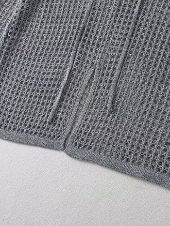 Pulover: Labav pulover od pamukovog vlakna, s perforacijama, slobodan kroj, dugi rukavi, okrugli izrez