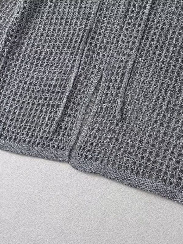 Pulover: Labav pulover od pamukovog vlakna, s perforacijama, slobodan kroj, dugi rukavi, okrugli izrez