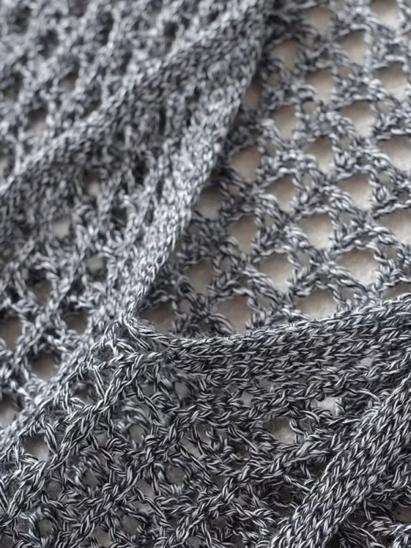 Pulover: Labav pulover od pamukovog vlakna, s perforacijama, slobodan kroj, dugi rukavi, okrugli izrez