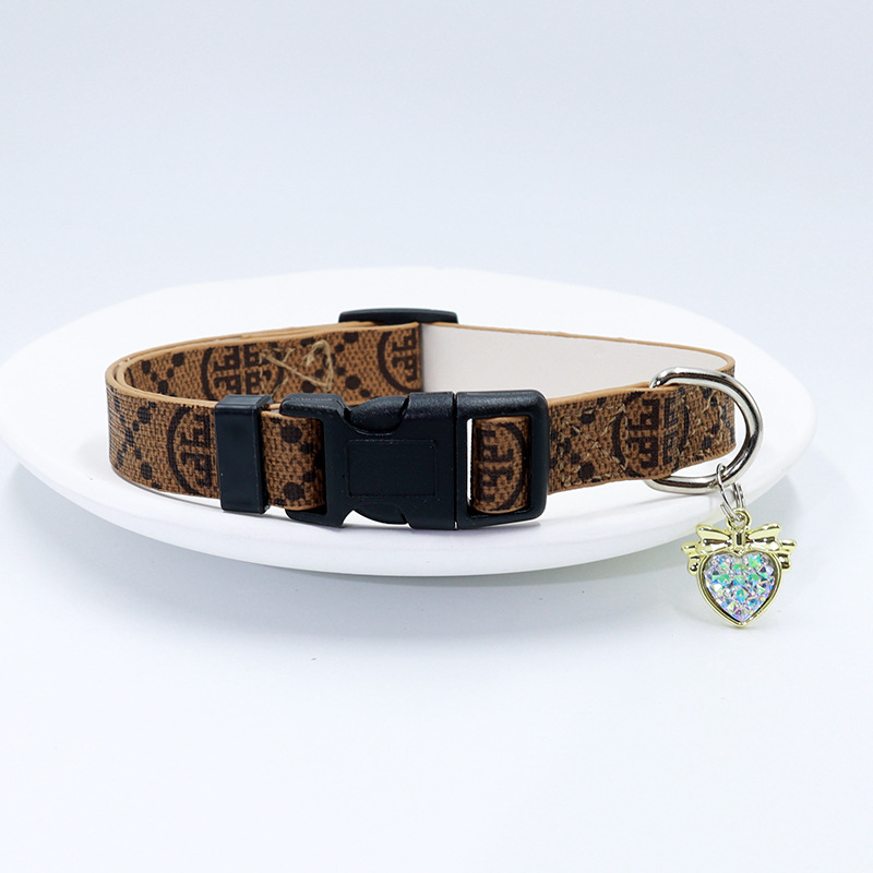 AirTag-kompatibilis nyakörv védőtok – leopárd mintás, műbőr, univerzális kompatibilitás, AURORA PET