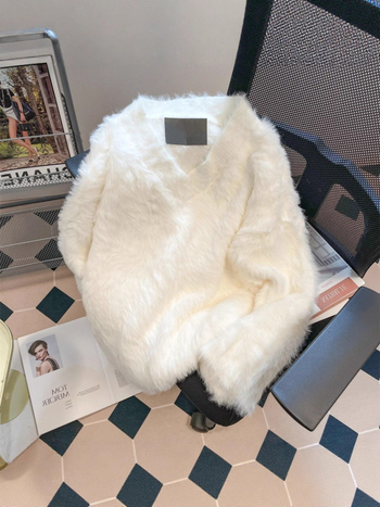 Πουλόβερ με κουκούλα και V-λαιμό, πλεκτό από συνθετικό γούνα μινκ; κύριο ύφασμα: γούνα μινκ; δευτερεύον ύφασμα: 70–80% ινών αναγεννημένης κυτταροκυτταροζώας; παχύς; φαρδιά γραμμή; μεσαίο μήκος 65–80 cm