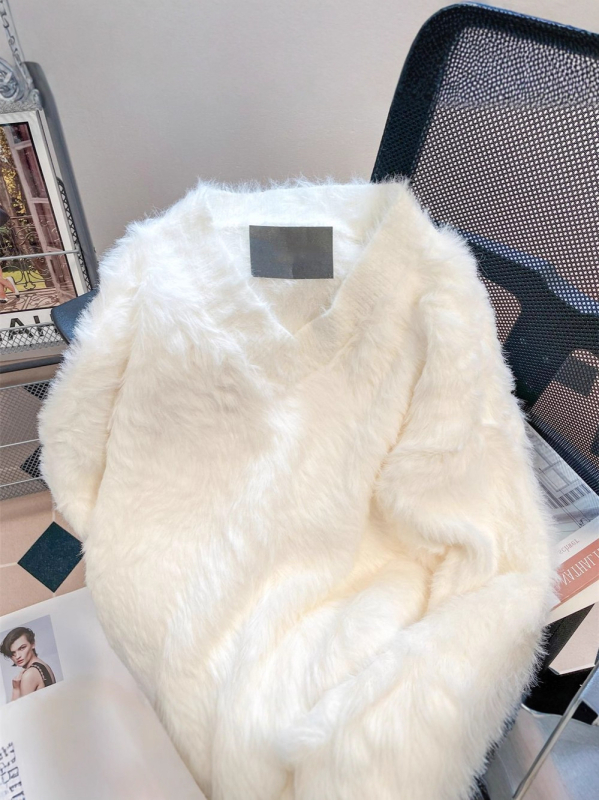 Πουλόβερ με κουκούλα και V-λαιμό, πλεκτό από συνθετικό γούνα μινκ; κύριο ύφασμα: γούνα μινκ; δευτερεύον ύφασμα: 70–80% ινών αναγεννημένης κυτταροκυτταροζώας; παχύς; φαρδιά γραμμή; μεσαίο μήκος 65–80 cm