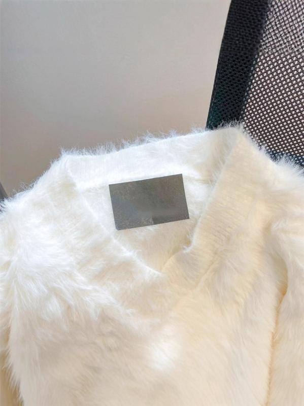 Πουλόβερ με κουκούλα και V-λαιμό, πλεκτό από συνθετικό γούνα μινκ; κύριο ύφασμα: γούνα μινκ; δευτερεύον ύφασμα: 70–80% ινών αναγεννημένης κυτταροκυτταροζώας; παχύς; φαρδιά γραμμή; μεσαίο μήκος 65–80 cm