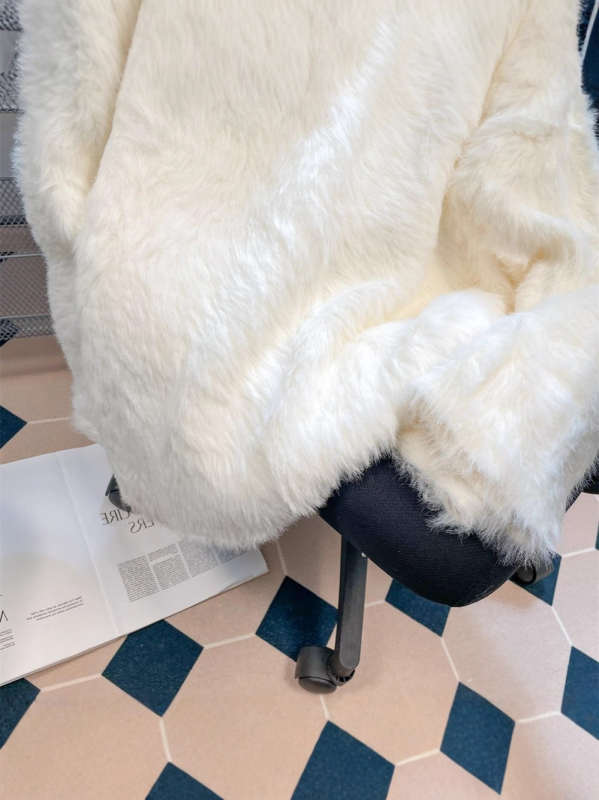 Πουλόβερ με κουκούλα και V-λαιμό, πλεκτό από συνθετικό γούνα μινκ; κύριο ύφασμα: γούνα μινκ; δευτερεύον ύφασμα: 70–80% ινών αναγεννημένης κυτταροκυτταροζώας; παχύς; φαρδιά γραμμή; μεσαίο μήκος 65–80 cm