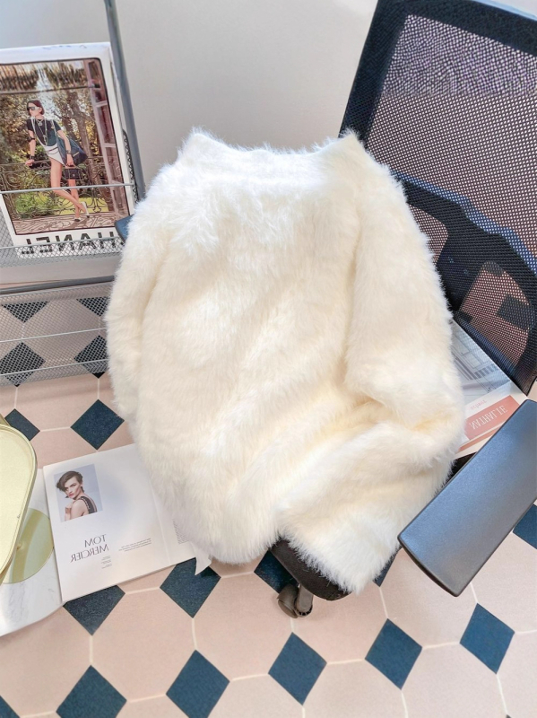 Πουλόβερ με κουκούλα και V-λαιμό, πλεκτό από συνθετικό γούνα μινκ; κύριο ύφασμα: γούνα μινκ; δευτερεύον ύφασμα: 70–80% ινών αναγεννημένης κυτταροκυτταροζώας; παχύς; φαρδιά γραμμή; μεσαίο μήκος 65–80 cm