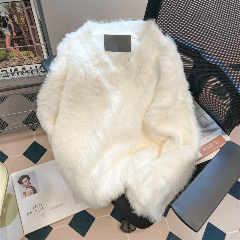 Πουλόβερ με κουκούλα και V-λαιμό, πλεκτό από συνθετικό γούνα μινκ; κύριο ύφασμα: γούνα μινκ; δευτερεύον ύφασμα: 70–80% ινών αναγεννημένης κυτταροκυτταροζώας; παχύς; φαρδιά γραμμή; μεσαίο μήκος 65–80 cm