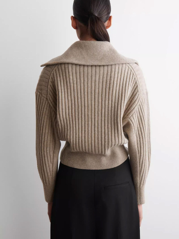 Kardigan od 95% vune, debeo, polu-visoki ovratnik, zatvarač, dugi rukavi