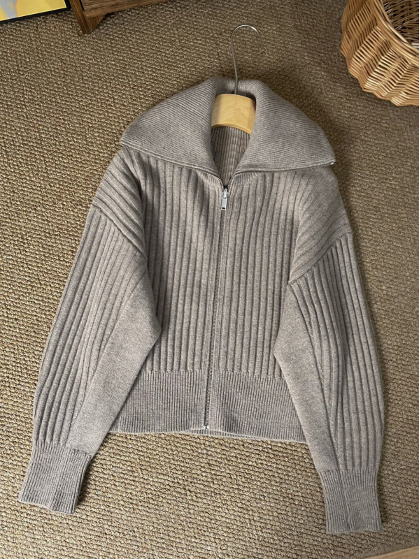 Kardigan od 95% vune, debeo, polu-visoki ovratnik, zatvarač, dugi rukavi