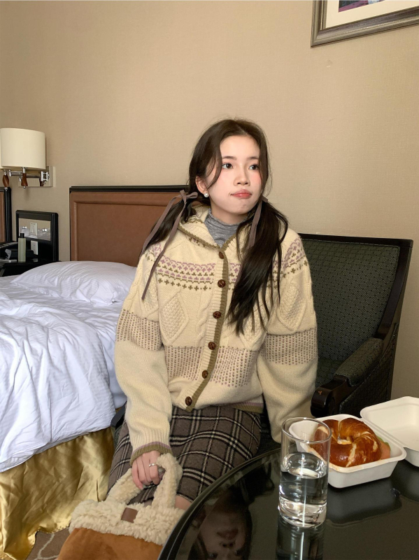 Női vastag gyapjú kötött kapucnis kardigán — koreai stílus, egyenes szabás, hossz 50–65 cm, tél 2025