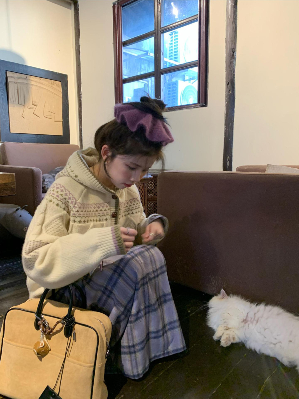 Női vastag gyapjú kötött kapucnis kardigán — koreai stílus, egyenes szabás, hossz 50–65 cm, tél 2025