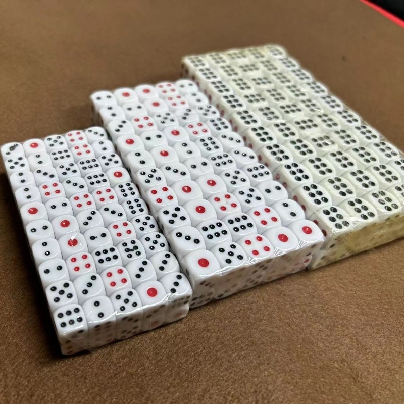 Dobókocka: négy oldalú, fillet-stílus, sakkhoz és kártyajátékokhoz alkalmas (négy oldalú; fillet-stílus; sakkhoz és kártyajátékokhoz)