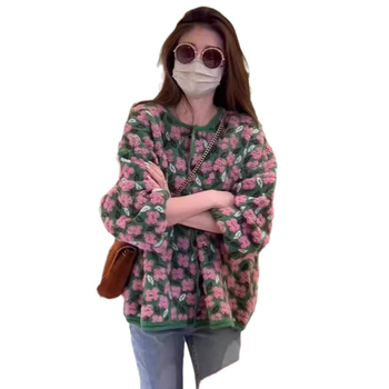 Szabad esésű kardigán pulóver szezámmal pöttyös jacquard mintával; akril- és poliészter keverék; kerek nyak; hosszú ujj; Ősz 2025.