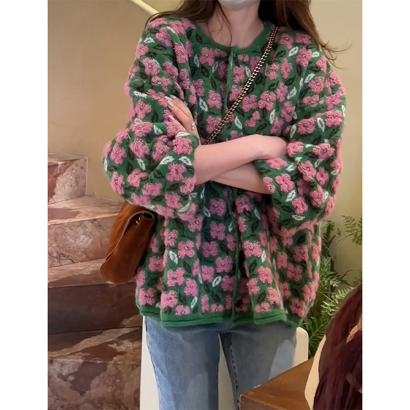 Szabad esésű kardigán pulóver szezámmal pöttyös jacquard mintával; akril- és poliészter keverék; kerek nyak; hosszú ujj; Ősz 2025.