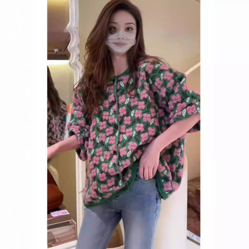 Szabad esésű kardigán pulóver szezámmal pöttyös jacquard mintával; akril- és poliészter keverék; kerek nyak; hosszú ujj; Ősz 2025.