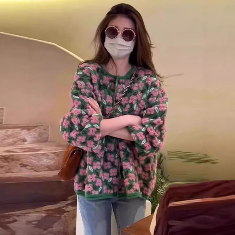 Szabad esésű kardigán pulóver szezámmal pöttyös jacquard mintával; akril- és poliészter keverék; kerek nyak; hosszú ujj; Ősz 2025.