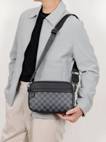 Muška crossbody torba u urbanističkom minimalističkom stilu, PU materijal, vodootporna i ultra lagana, karirani uzorak, podstava od poliester materijala, pogodno za 8-inčni laptop