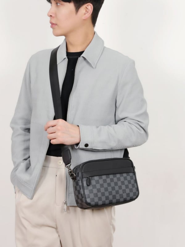 Muška crossbody torba u urbanističkom minimalističkom stilu, PU materijal, vodootporna i ultra lagana, karirani uzorak, podstava od poliester materijala, pogodno za 8-inčni laptop