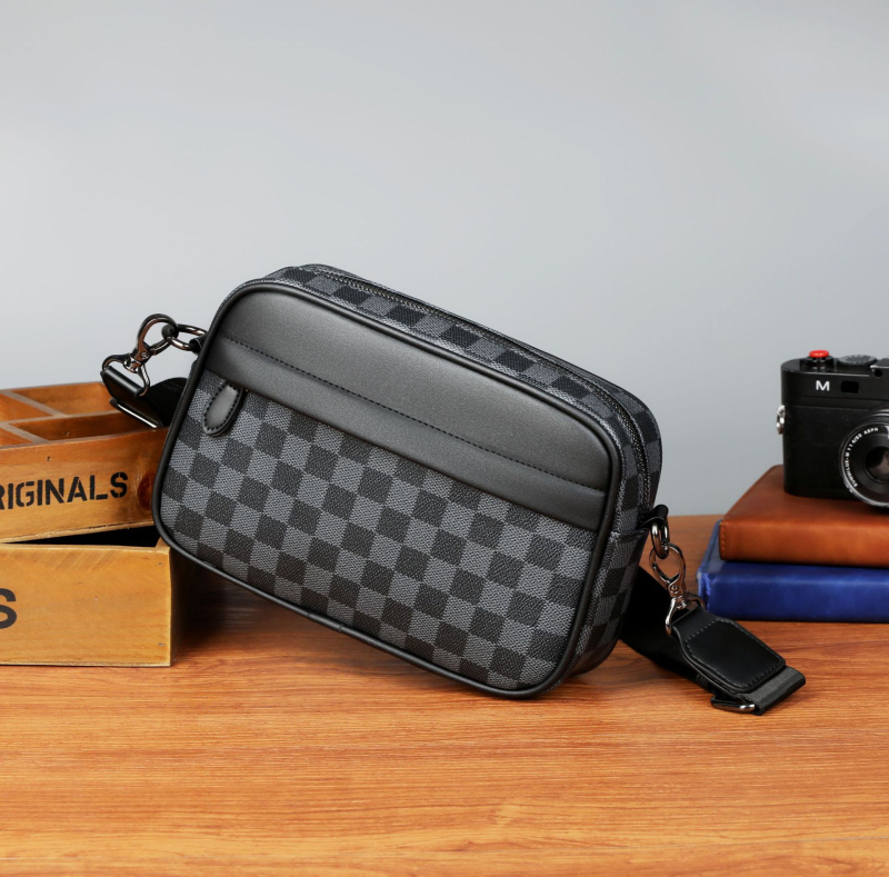 Muška crossbody torba u urbanističkom minimalističkom stilu, PU materijal, vodootporna i ultra lagana, karirani uzorak, podstava od poliester materijala, pogodno za 8-inčni laptop